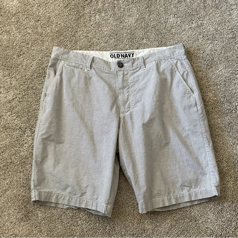 Old Navy Shorts Size 36 Gray White Stripes